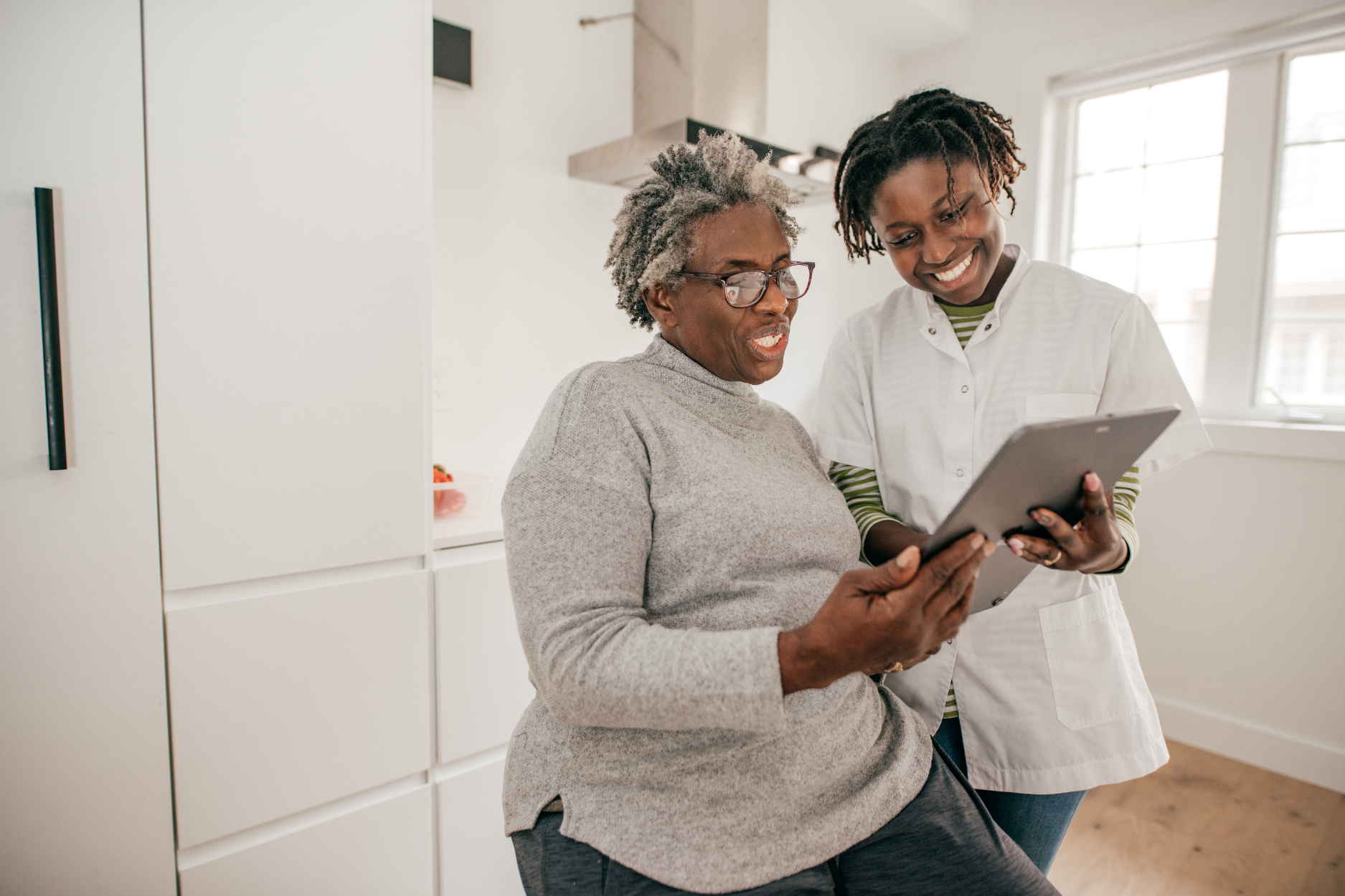 Home care aide assisting a senior client at home in Richmond, TX